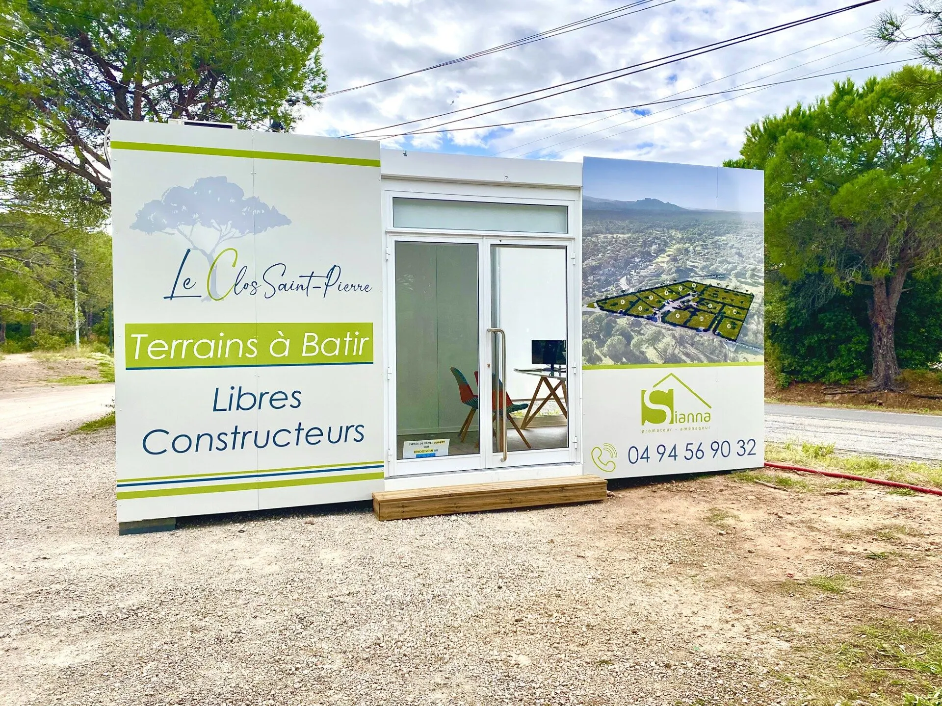 L’espace de vente du Clos Saint-Pierre à Puget-sur-Argens : pavillon aux panneaux verts « Terrains à bâtir, libres constructeurs »