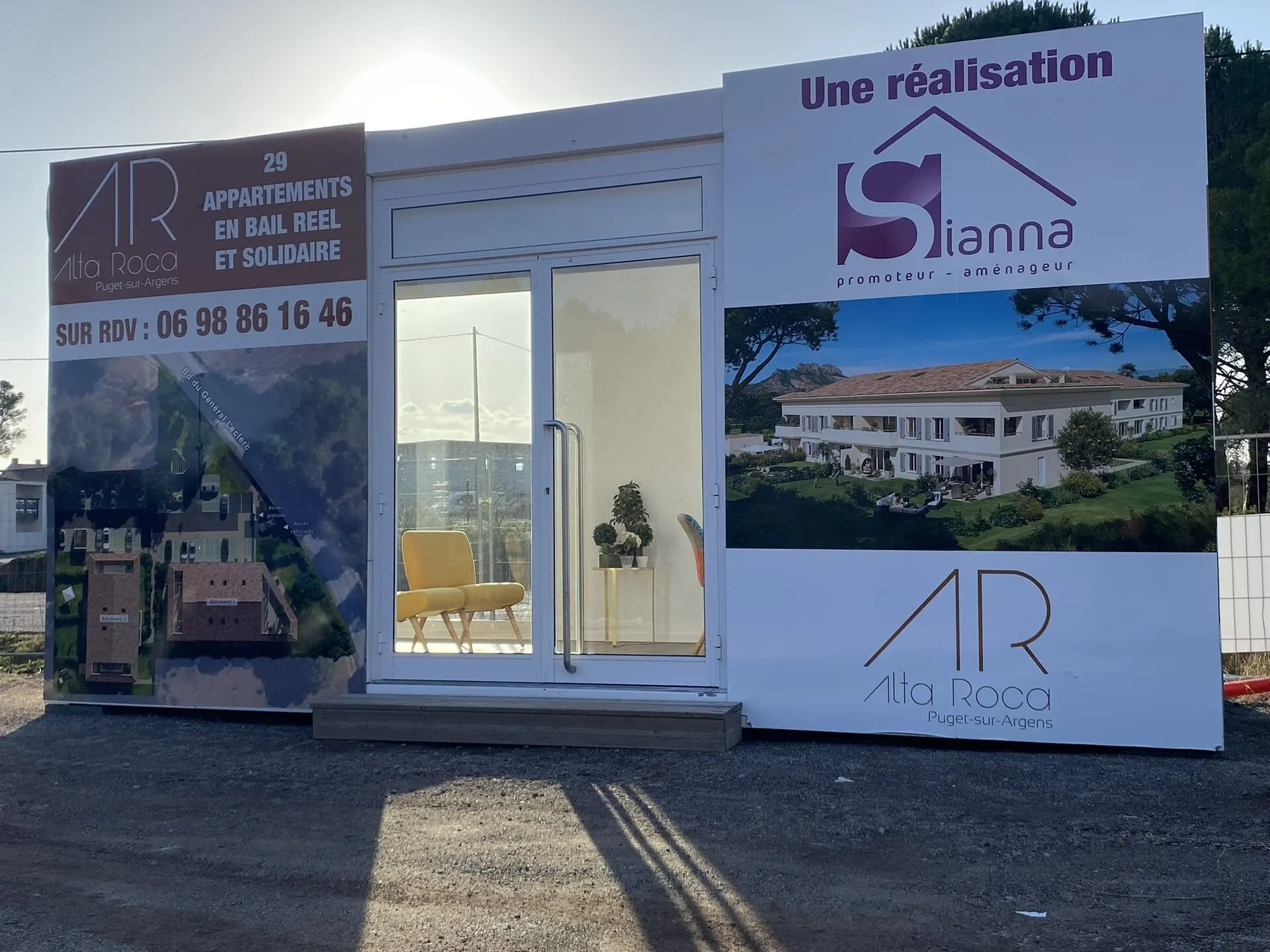L’espace de vente Alta Roca à Puget-sur-Argens : pavillon vitré entre les panneaux Alta Roca et Sianna Promotion